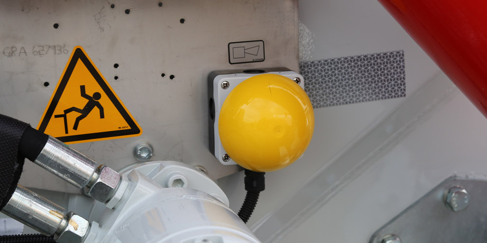 Additional Mushroom button (yellow) for horn, mounted left on hopper