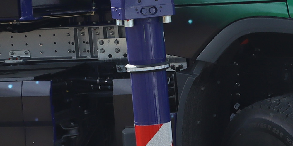 Indicator lights on support legs, front and rear, LED