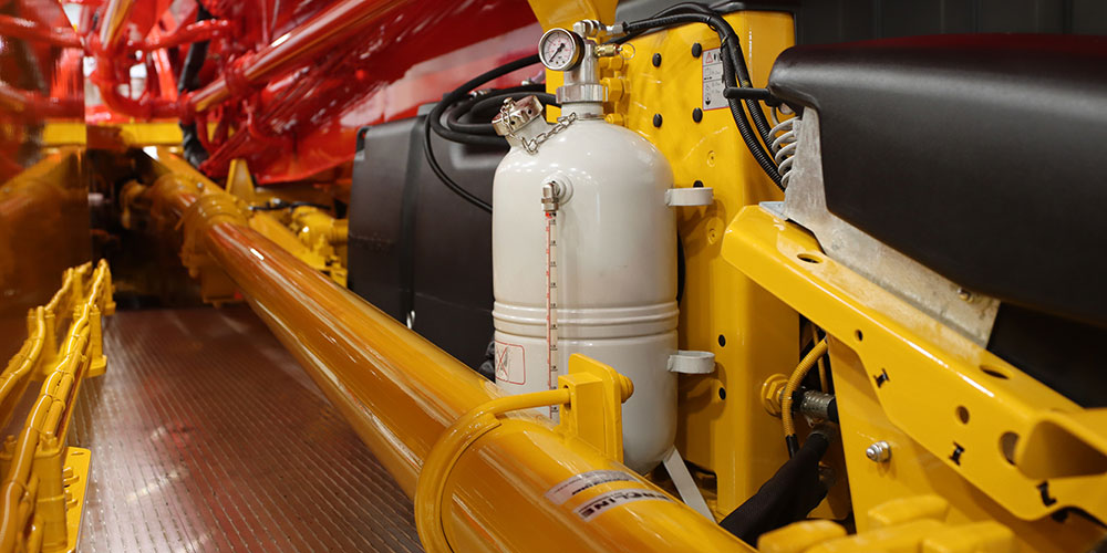 Spray tank with compressed air connection