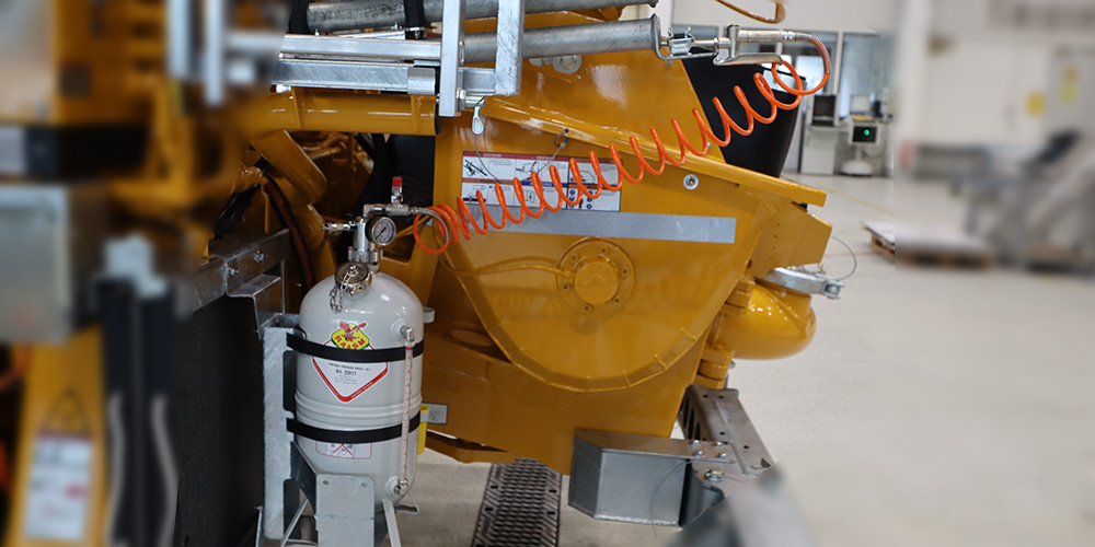 Spray tank with compressed air connection