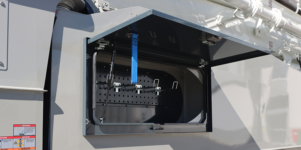 Stowage compartment for couplings in support leg